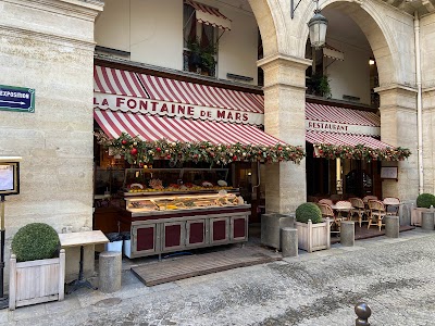 La-Fontaine-de-Mars-1-2.jpg